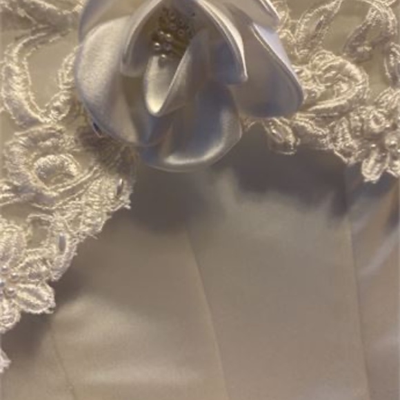 Size12 vneck with straps with a beaded and lace bolero wedding dress - Picture 5 of 6